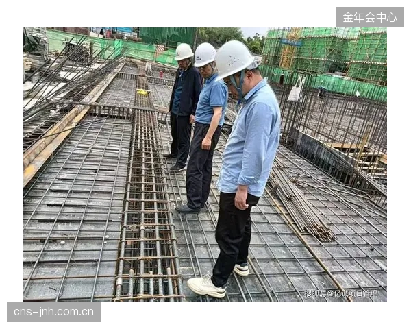 迟到的监管：多数监理仅在混凝土浇筑完成后进行最终平整度检测，而忽略了对纤维掺量、搅拌均匀度等关键过程的监督